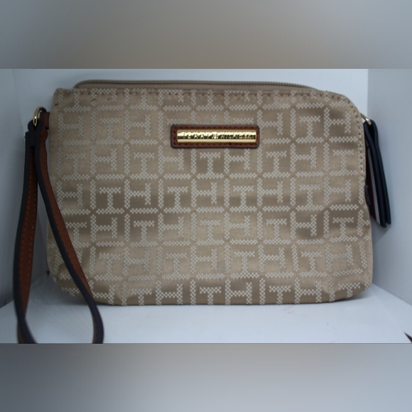 NWOT Tommy Hilfiger Wristlet - Picture 13 of 16